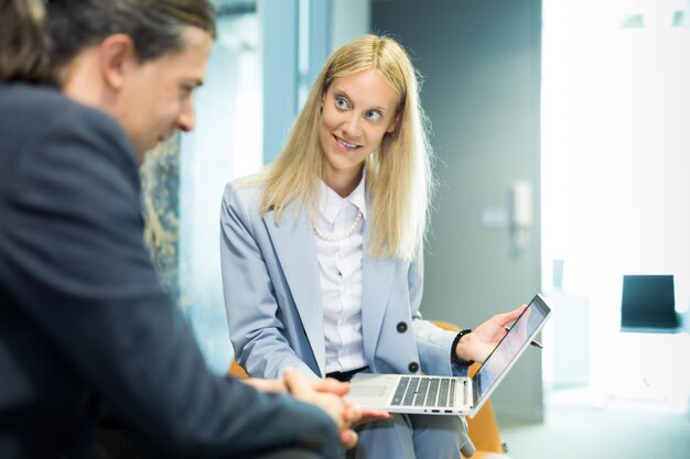 Foto zakelijke bijeenkomst cliënt consulting zelfverzekerde zakenvrouw vastgoedmakelaar financieel adviseur