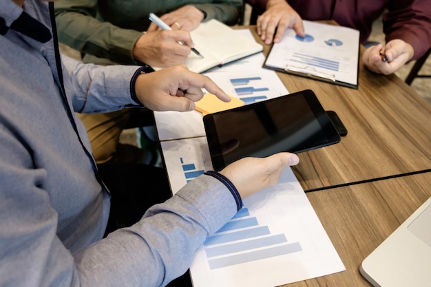 Zakelijke bijeenkomst kantoor. Documenten account managers crew werken met nieuw opstart project Idea presentatie, analyseren van marketing plannen.