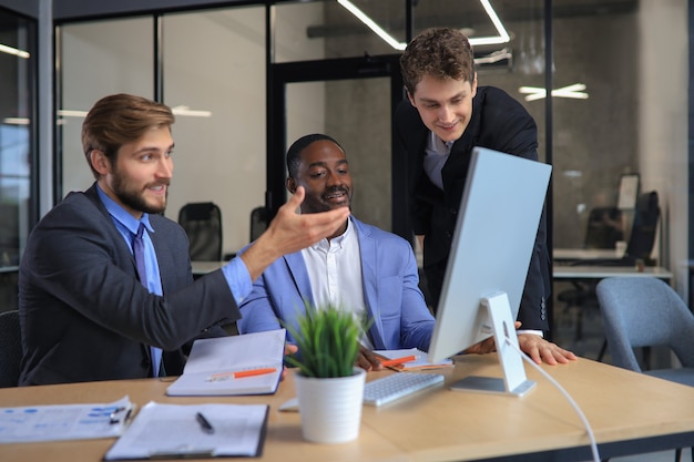 Zakelijke bijeenkomst - manager die het werk bespreekt met zijn collega's.