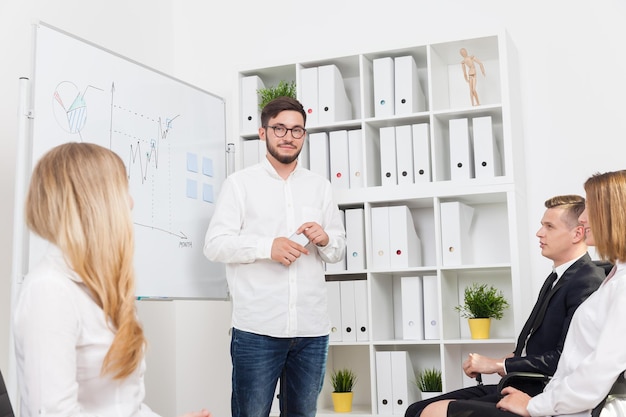 Zakelijke bijeenkomst met whiteboard