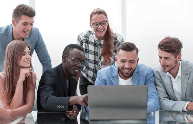 Zakelijke bijeenkomst op kantoor met laptopcomputer