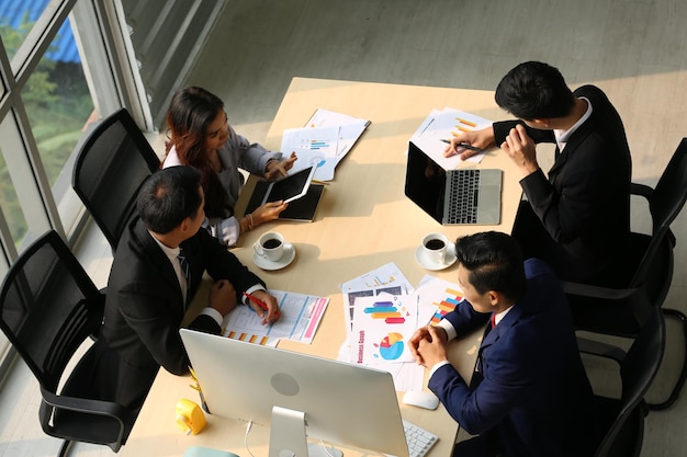 Zakelijke bijeenkomst praten met collega's op kantoor