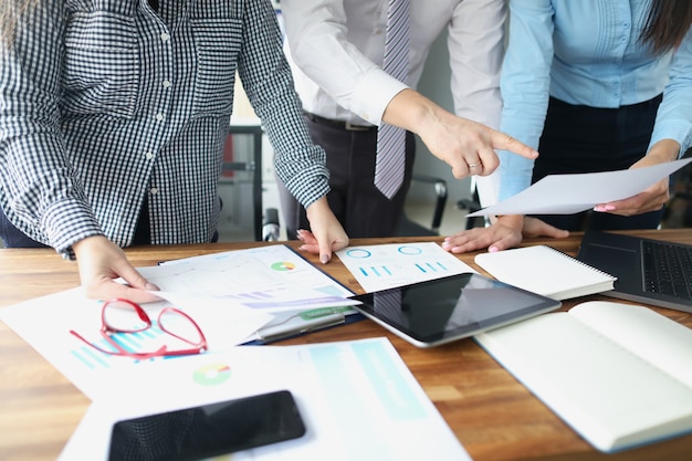 Zakelijke bijeenkomst van collega's aan de werktafel op kantoor