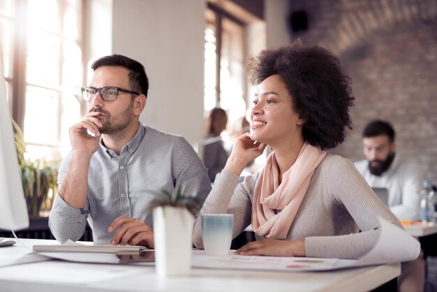 Zakelijke bijeenkomst van twee professionals