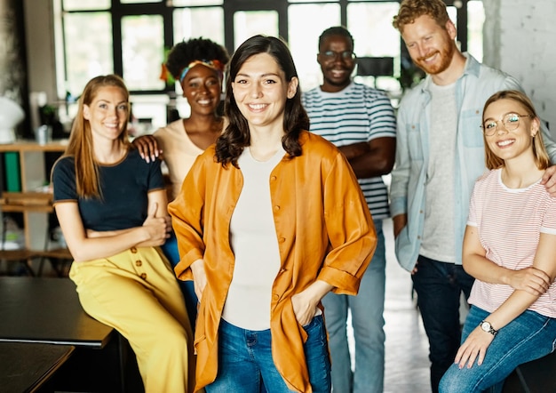 zakelijke bijeenkomst zakenvrouw jonge vrouw kantoor team collega groep teamwerk portret zakenman startup creatieve vriend training