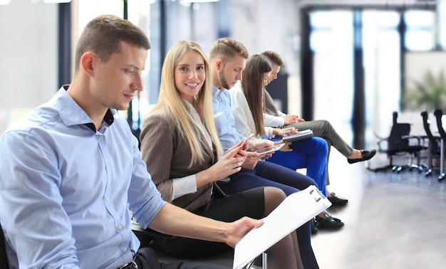 Zakelijke bijeenkomstmanager die werk bespreekt met zijn collega's