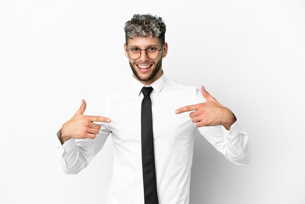 Zakelijke blanke man geïsoleerd op een witte achtergrond trots en zelfvoldaan