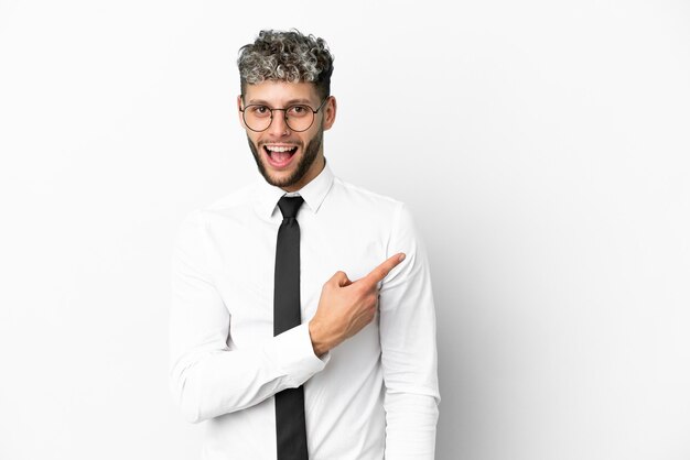 Zakelijke blanke man geïsoleerd op een witte achtergrond verrast en wijzende kant