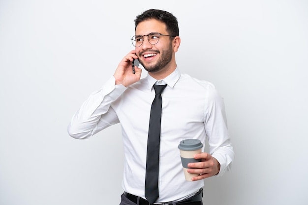 Zakelijke Braziliaanse man geïsoleerd op een witte achtergrond met koffie om mee te nemen en een mobiel