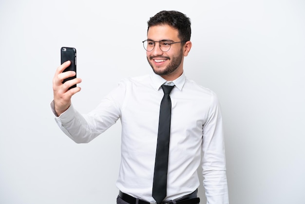 Zakelijke braziliaanse man geïsoleerd op witte achtergrond een selfie maken