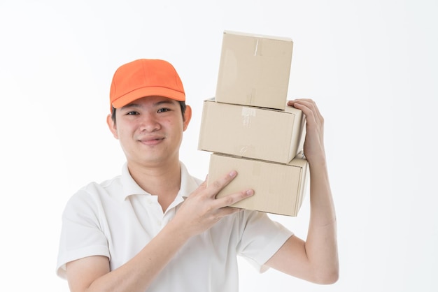 Zakelijke casual aziatische bezorger draagt hoed staande portret hand houdt bruine papieren doos met geluk en zelfverzekerde isoleert witte achtergrond