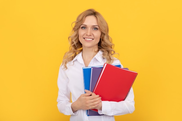 Zakelijke casual stijl. meisje witte kraag houd notitieblok. directiesecretaresse of medewerker. zakenvrouw. vrouwelijke baas ceo. vrolijke vrouw in wit overhemd. kantoormedewerker met notebook. school leraar.