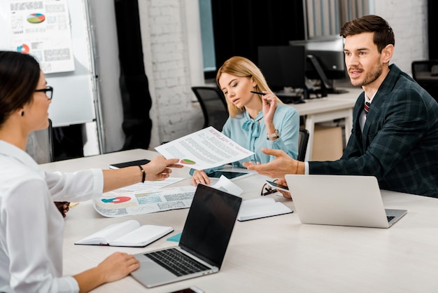 Zakelijke collega's bespreken werk tijdens vergadering op kantoor