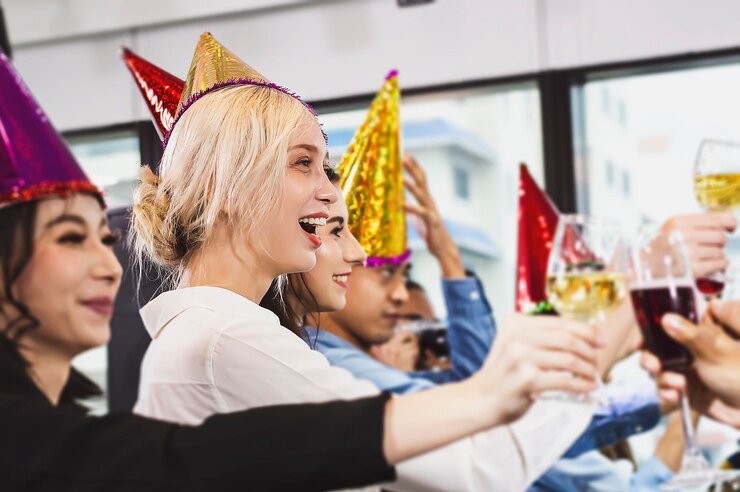 Foto zakelijke collega's die drinken op kantoor.