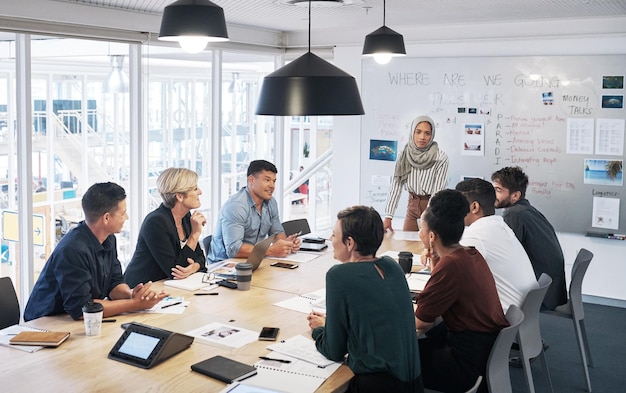 Zakelijke collega's die op kantoor werken