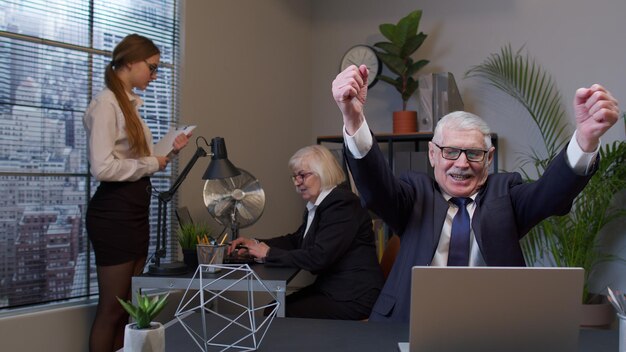 Foto zakelijke collega's die op kantoor werken