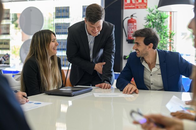 Zakelijke collega's die op kantoor werken
