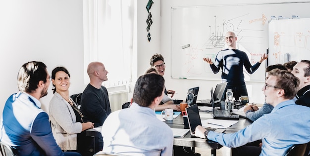Zakelijke collega's die op kantoor werken