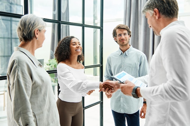 Zakelijke collega's feliciteren elkaar met succes