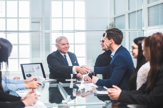 Zakelijke collega's handen schudden tijdens een werkvergadering. het concept van teamwerk