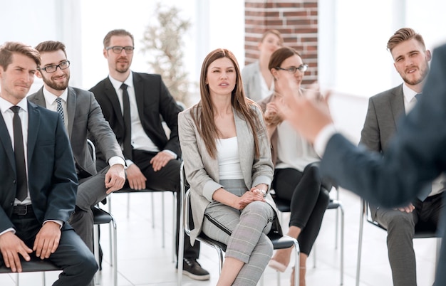 Zakelijke collega's luisteren naar de spreker op een zakelijke conferentie