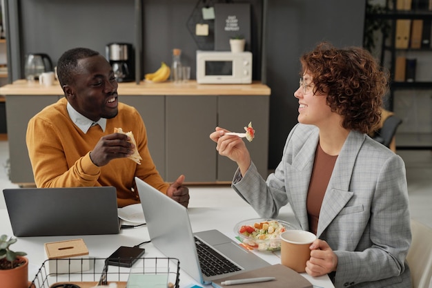 Zakelijke collega's lunchen op kantoor