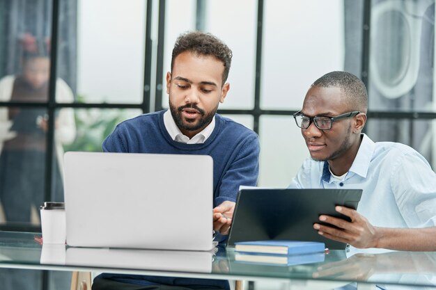 Zakelijke collega's werken met documenten voor een nieuw project