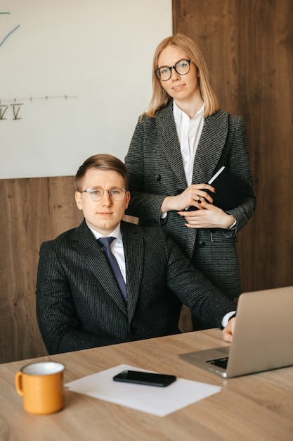 Zakelijke collega's werken samen. een team van twee glimlachende zakenmensen.