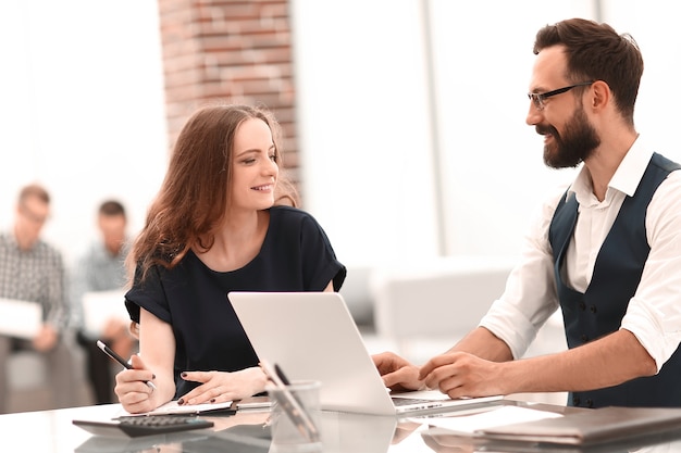 Zakelijke collega's zitten aan een bureau op kantoor. bedrijfsconcept