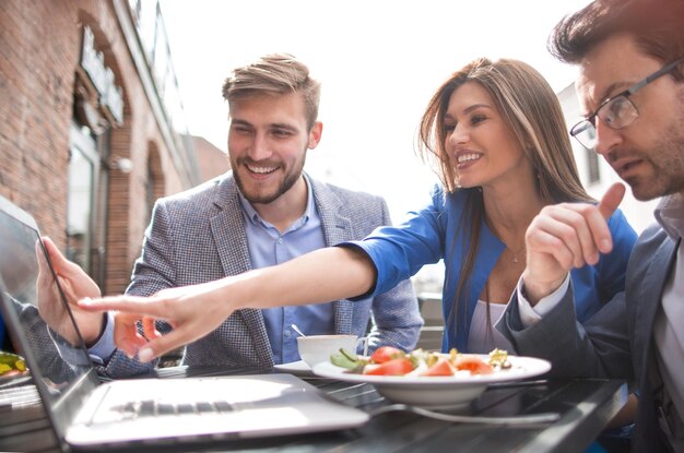 Foto zakelijke collega's zitten aan een tafel in een cafehet concept van teamwork