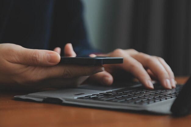 Zakelijke communicatie Aziatische zakenvrouw praten op mobiele telefoon werken op laptop in moderne kantoor vrije ruimte
