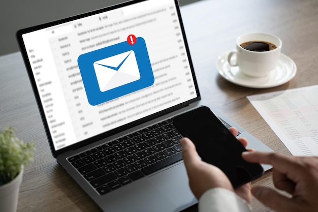 Zakelijke controle op de telefoon E-mail Communicatie Verbindingsbericht naar e-mailcontacten telefoon Global Letters Concept