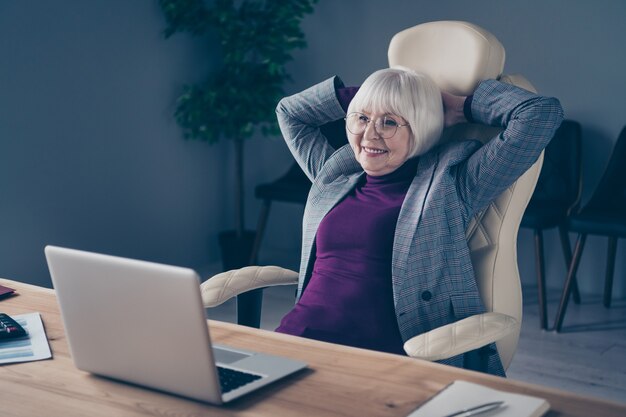 Zakelijke dame aan de balie die met laptop werkt