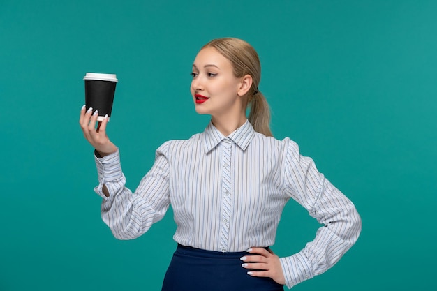 Zakelijke dame schattige jonge blonde vrouw in kantoor outfit en bril kijken naar koffiekopje