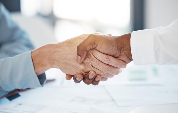 Zakelijke deal en partnerschap handdruk met diversiteit mensen handen schudden in nieuwe start b2b kantooronderhandeling het inhuren van close-up en handen van man en vrouw partner vieren succesvolle samenwerking
