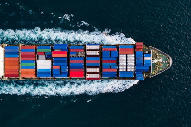 zakelijke dienstverlening transport van internationaal per container vrachtvrachtschip geopend in diepzee luchtfoto