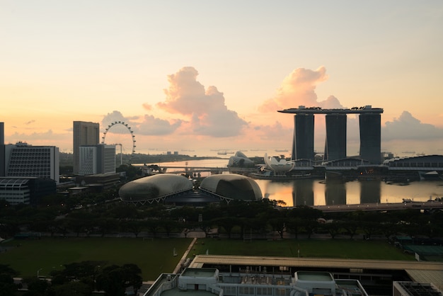 Zakelijke district skyline van Singapore vóór zonsopgang in Marina Bay, Singapore.