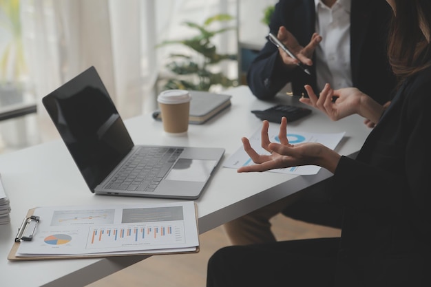 Zakelijke documenten Auditor zakenvrouw controleren zoeken document juridisch voorbereiden papierwerk of rapport voor analyse TAX timeaccountant Documenten data contract partner deal op werkplek kantoor