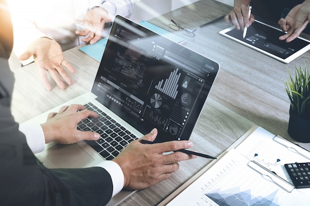 Zakelijke documenten op kantoor tafel met slimme telefoon en laptopcomputer