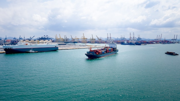 Zakelijke en industriële diensten zeecontainers logistiek import en export internationale open zee en scheepvaarthaven achtergrond