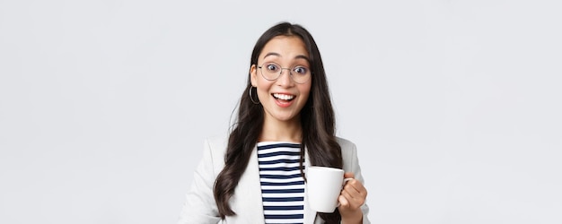 Zakelijke financiën en werkgelegenheid vrouwelijke succesvolle ondernemers concept Close-up van uitgaande glimlachende Aziatische kantoormedewerker in gesprek met collega op kantoor keuken koffie drinken