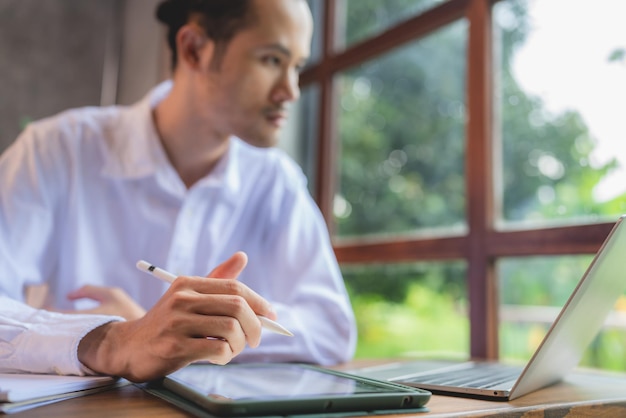 Zakelijke freelance werknemerslevensstijl die vanuit huis werkt met online communicatiesysteemtechnologie