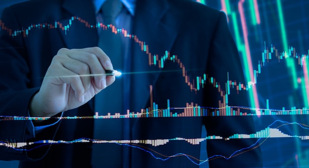 Zakelijke grafiek en grafiek aandelenmarkt of forex trading met financiële investeringen. zakenman met pen aanraken op een virtueel scherm.
