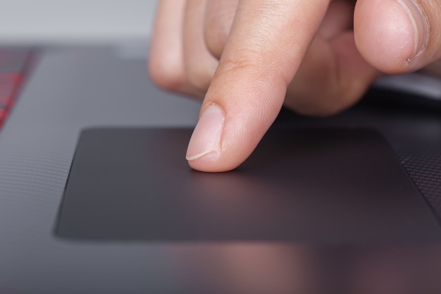 Foto zakelijke hand die werkt aan een laptop touchpad