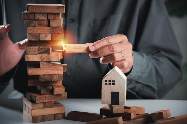 Zakelijke hand spelen toren houten blokken spel