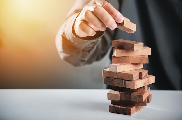 Zakelijke hand spelen toren houten blokken spel