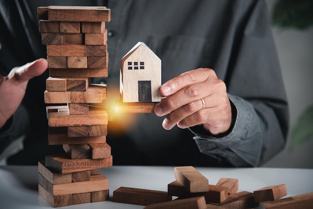 Zakelijke hand spelen toren houten blokken spel