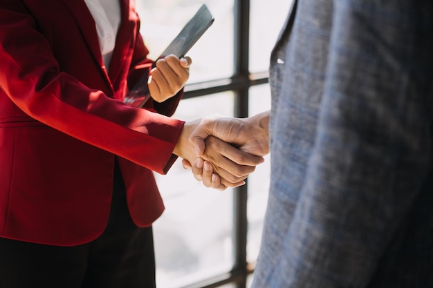 Zakelijke handdruk voor teamwerk van zakelijke fusies en overnames succesvolle onderhandeling handdruk twee zakenlieden handdrukken met partner om te vieren partnerschap en zakelijke deal concept