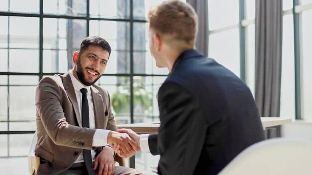 Zakelijke handen schudden die de vergadering afronden Succesvolle zakenlieden handenschudden na een goede deal