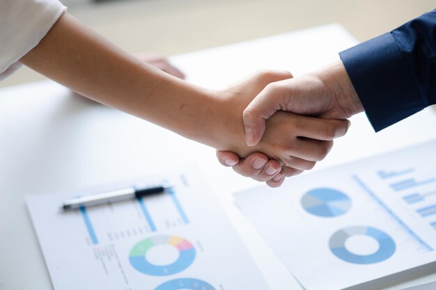 Zakelijke investeerdersgroep hand in hand Twee zakenlieden zijn het samen eens over zaken en schudden elkaar de hand na een succesvolle onderhandeling Handshake is een westerse begroeting of felicitatie